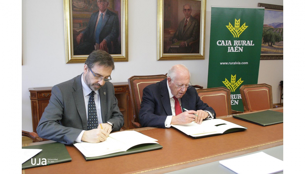 Juan Gmez y Jos Luis Garca-Lomas durante la firma del acuerdo