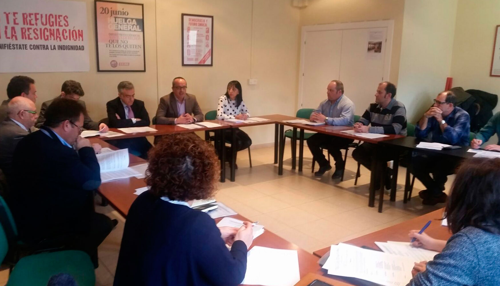 Momento de la reunin entre representantes de patronal y sindicatos de la industria cementera en Castilla y Len