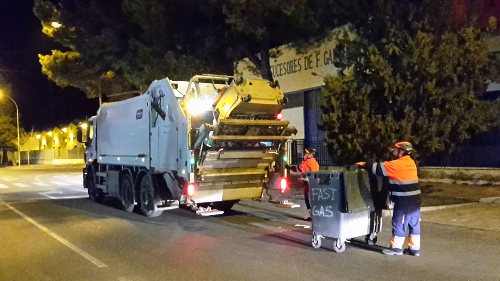 Vehculo de carga trasera trabajando en las calles de Albacete