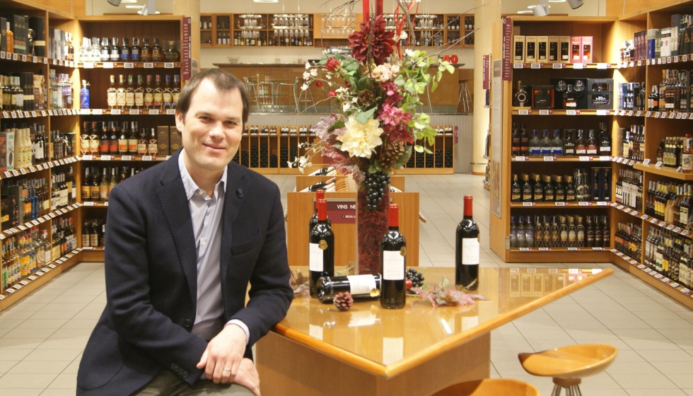 Jordi Grau, adjunto a gerencia de Vins i Licors Grau, en el centro de la vinoteca