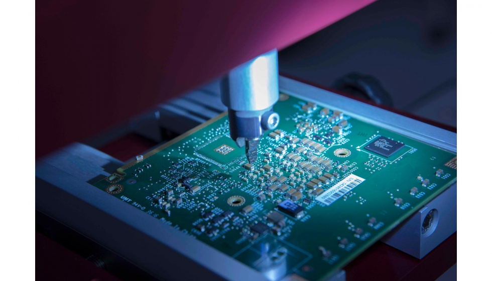 Los expertos del Laboratorio de Semiconductores comprueban los requisitos que un chip semiconductor tiene que cumplir para su utilizacin en...