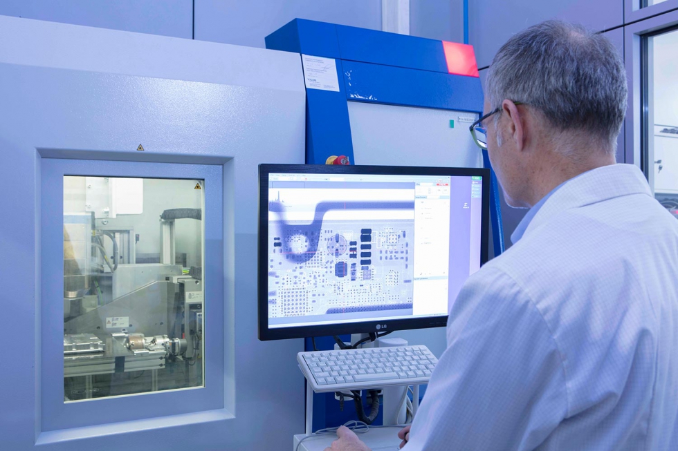 Entre otras cosas, el Laboratorio de Semiconductores est equipado con una moderna mquina de rayos X y un microscopio de escaneado con electrones...