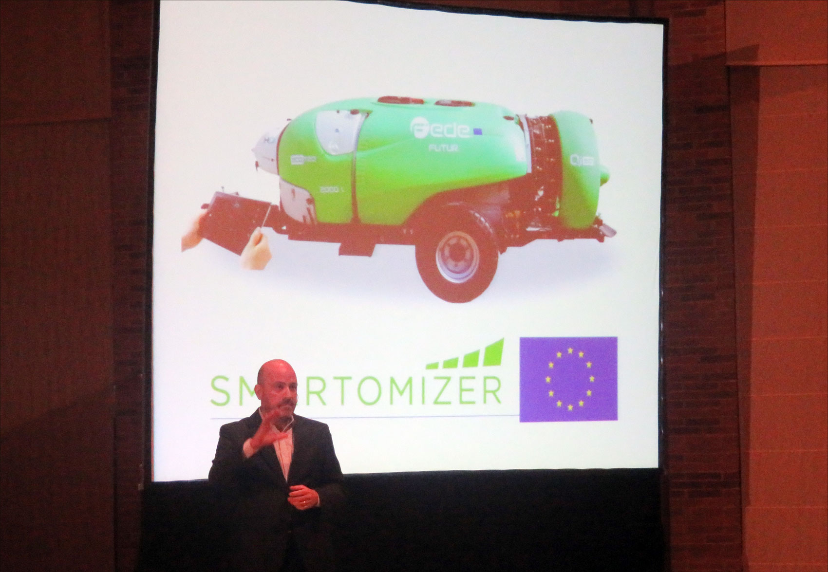 Federico Prez, director general de Pulverizadores Fede, presentando en FIMA el Smartomizador