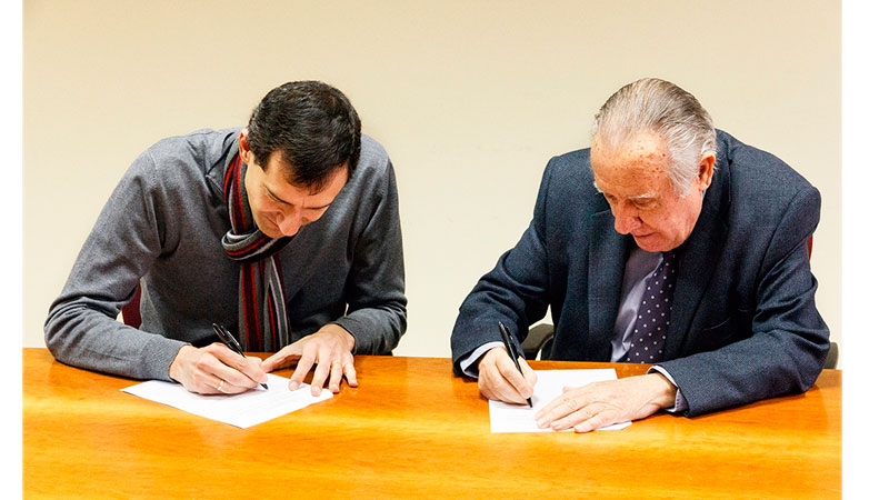 Andreu Moreno y Ramn Comellas, en el momento de la firma del Convenio