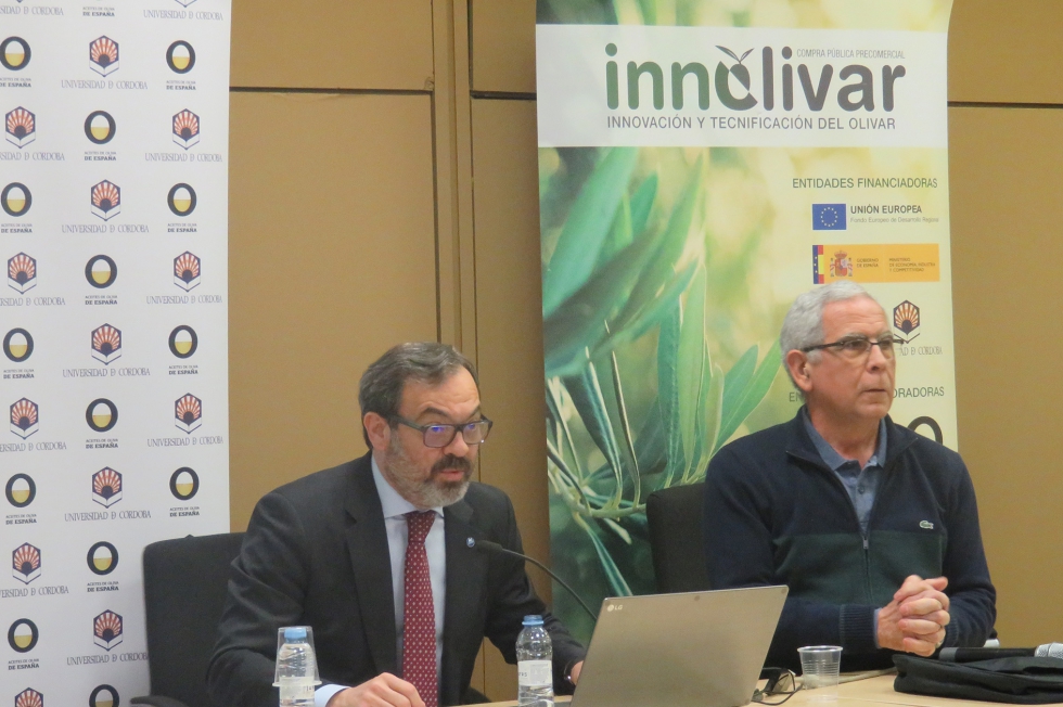 Rogelio Cuairn, director general de Feria de Zaragoza, y Jess A. Gil, profesor de la UCO y responsable del proyecto Innolivar...