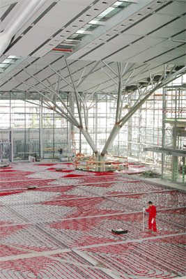 Instalacin de suelo radiante Rehau en el aeropuerto alemn de Stutgard