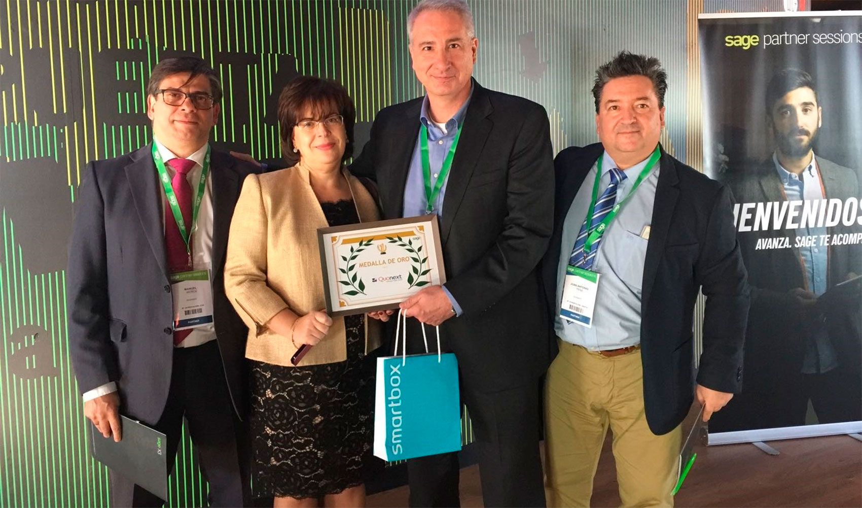 Juan Antonio Herrero, CEO de Quonext, recibe el premio Sage X3 de manos de Cristina lvarez, Sales & Channel Manager de Sage...