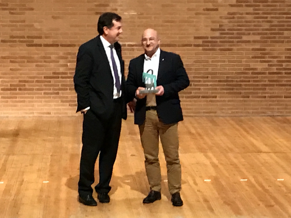 Jos Miguel Gallizo recibi el premio de manos del presidente del Comit Organizador, Jaime Hernani