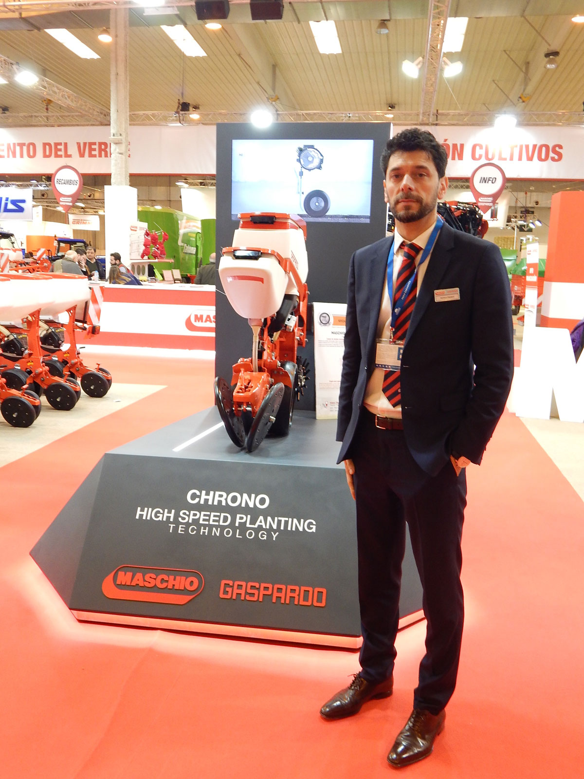 Nicola Franco, director de Maschio Gaspardo Ibrica, junto al cuerpo de siembra monograno Chrono - High Speed Planting Technology...