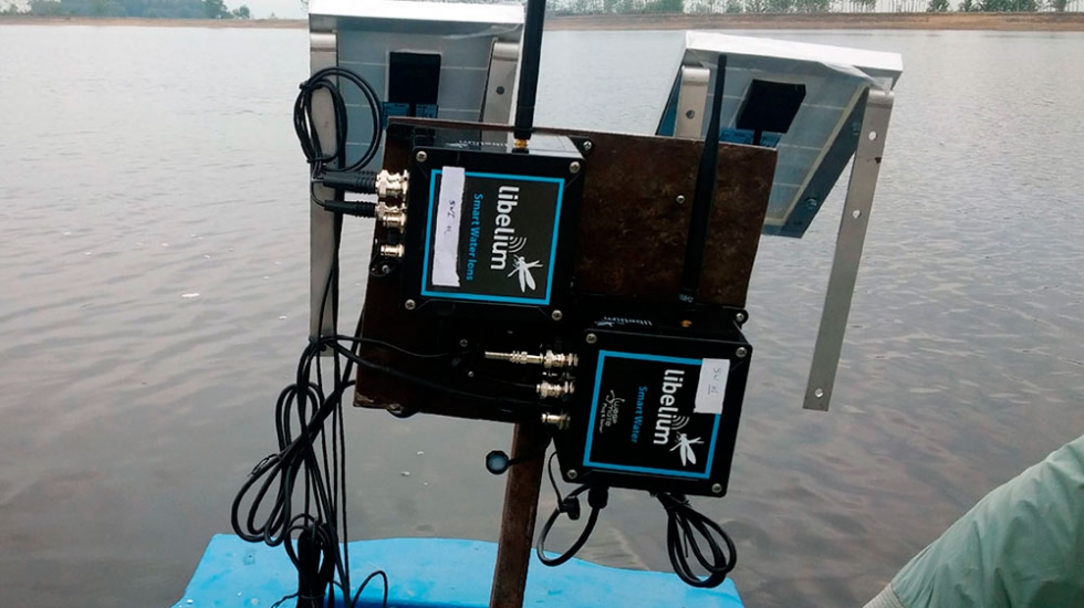 Waspmote Plug & Sense! Smart Water y Smart Water Ions instalados en un sistema flotanteb