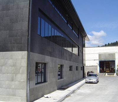 El conjunto ofrece una l�nea de solidez y atemporalidad en la estructura...