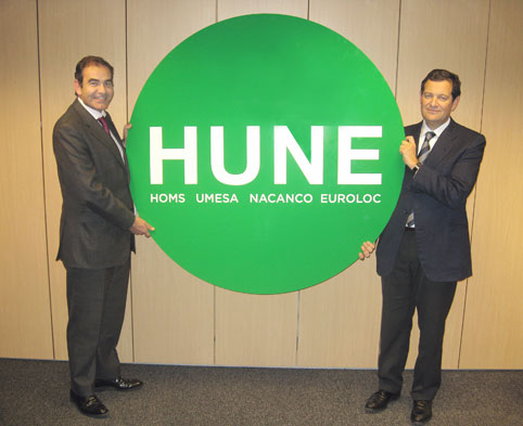 A la izquierda Juan Dionis, Consejero Delegado de Hune, y Luis Camilleri, Director General de Advent Internacional en Espaa...