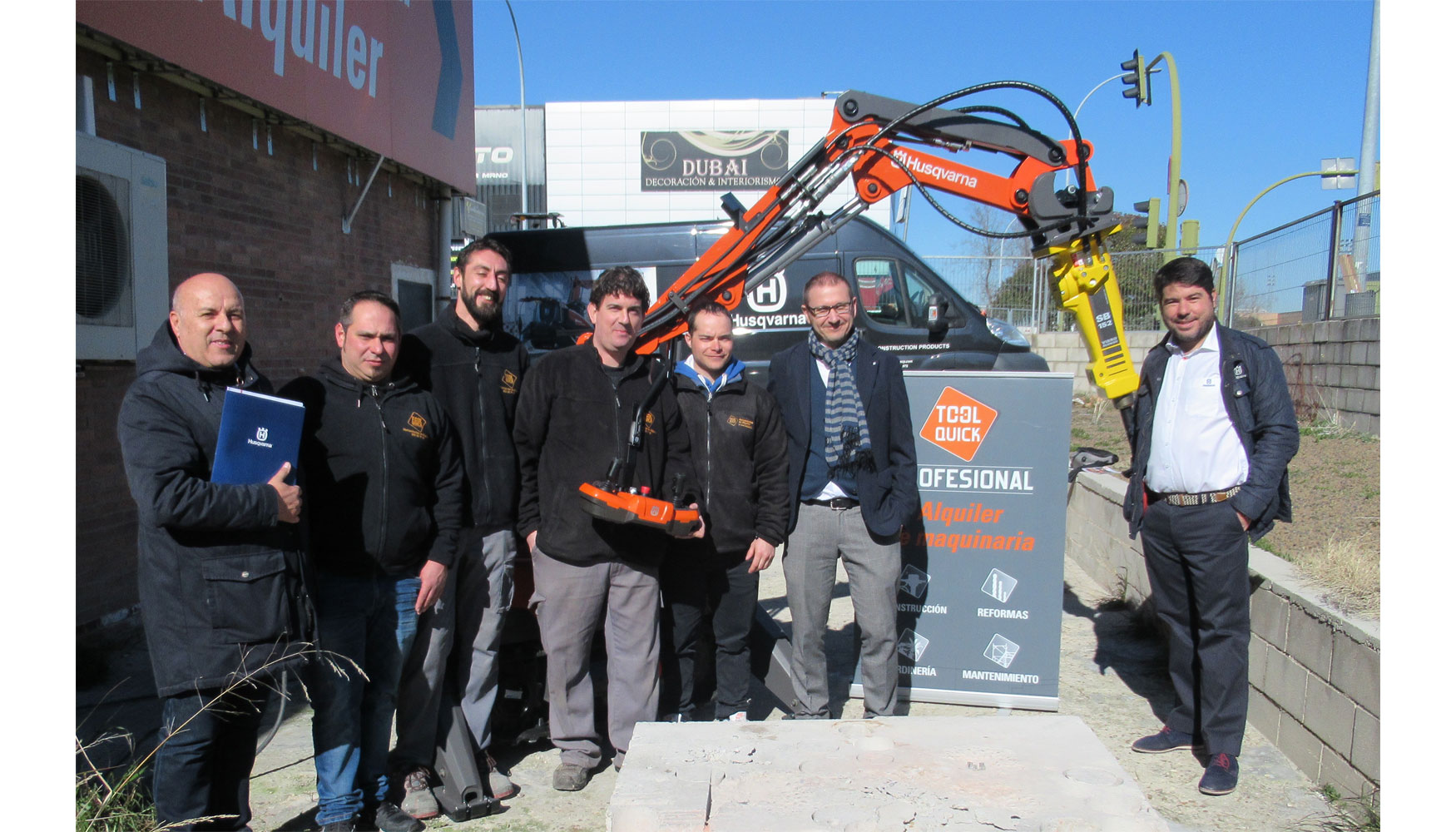 Foto de familia con todos los participantes en la jornada de formacin sobre el nuevo robot de demolicin