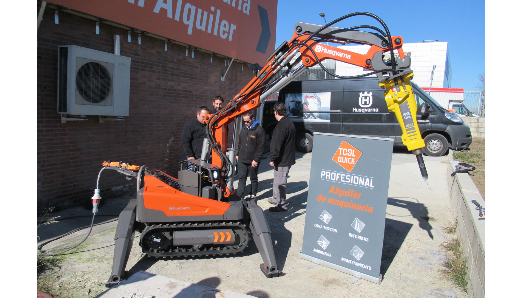 Los empleados de ToolQuick pudieron comprobar en primera persona las ventajas del robot de demolicin DXR 140 de Husqvarna...