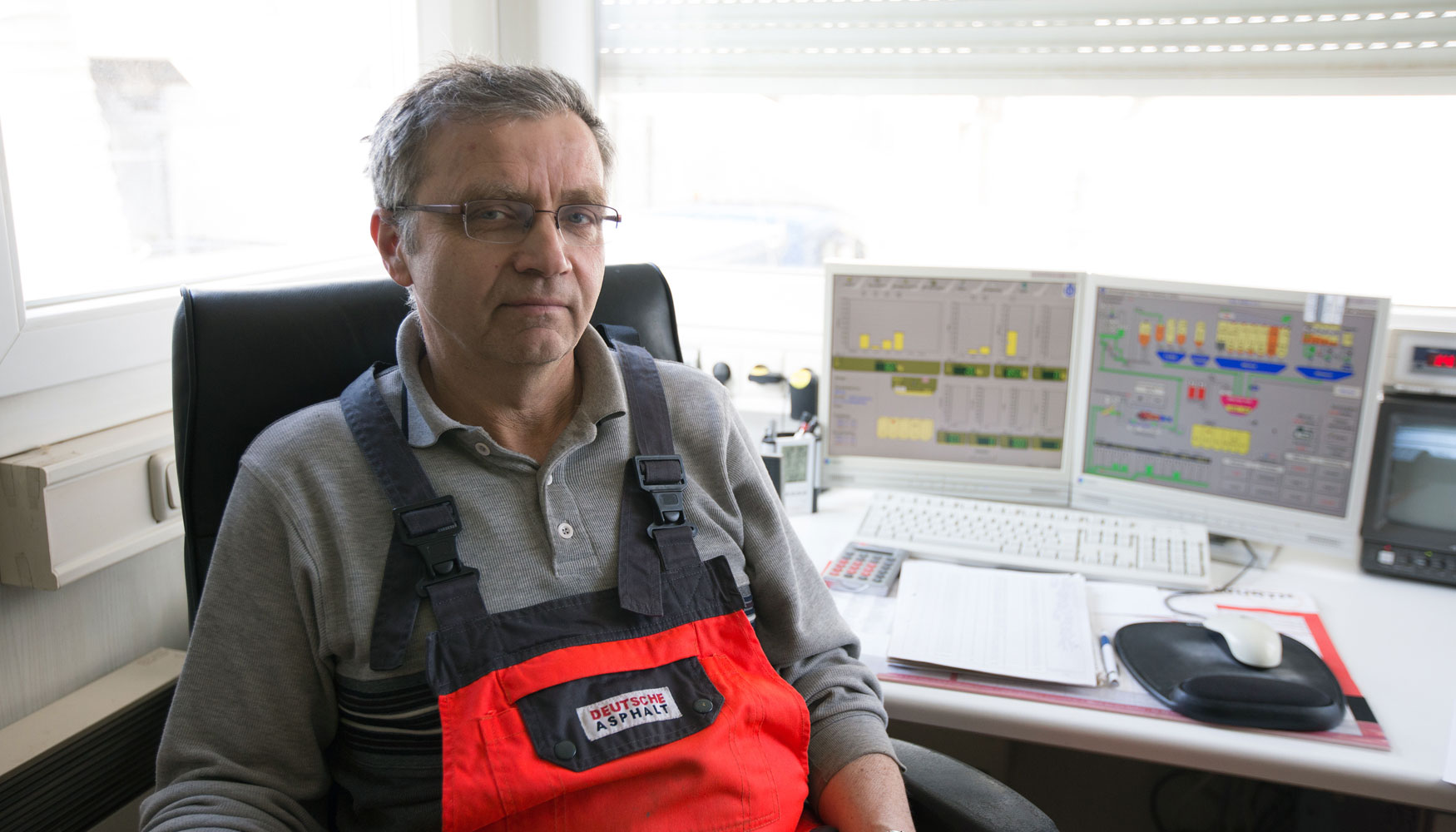 El experto en mezclas Wolfgang Seifart est muy satisfecho con el control de la mezcladora de asfalto TBA 3000 de Benninghoven...