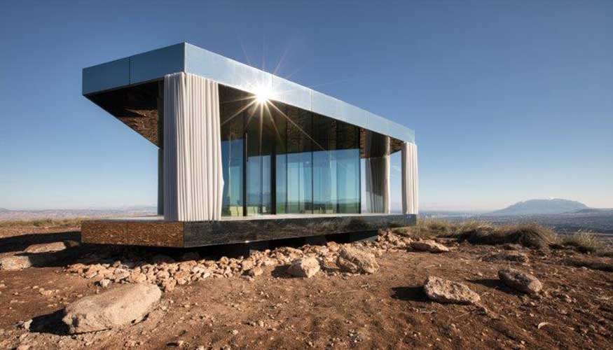 La casa del desierto se levanta sobre una estructura de madera y est completamente acristalada con los vidrios eficientes Guardian Glass...