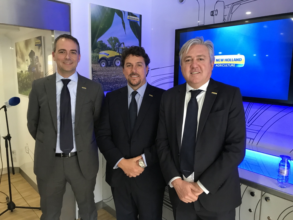 Carlo Lambro derecha junto a Riccardo Angelini, director general de New Holland en Espaa, y Alessandro Maritano, vicepresidente para Europa...