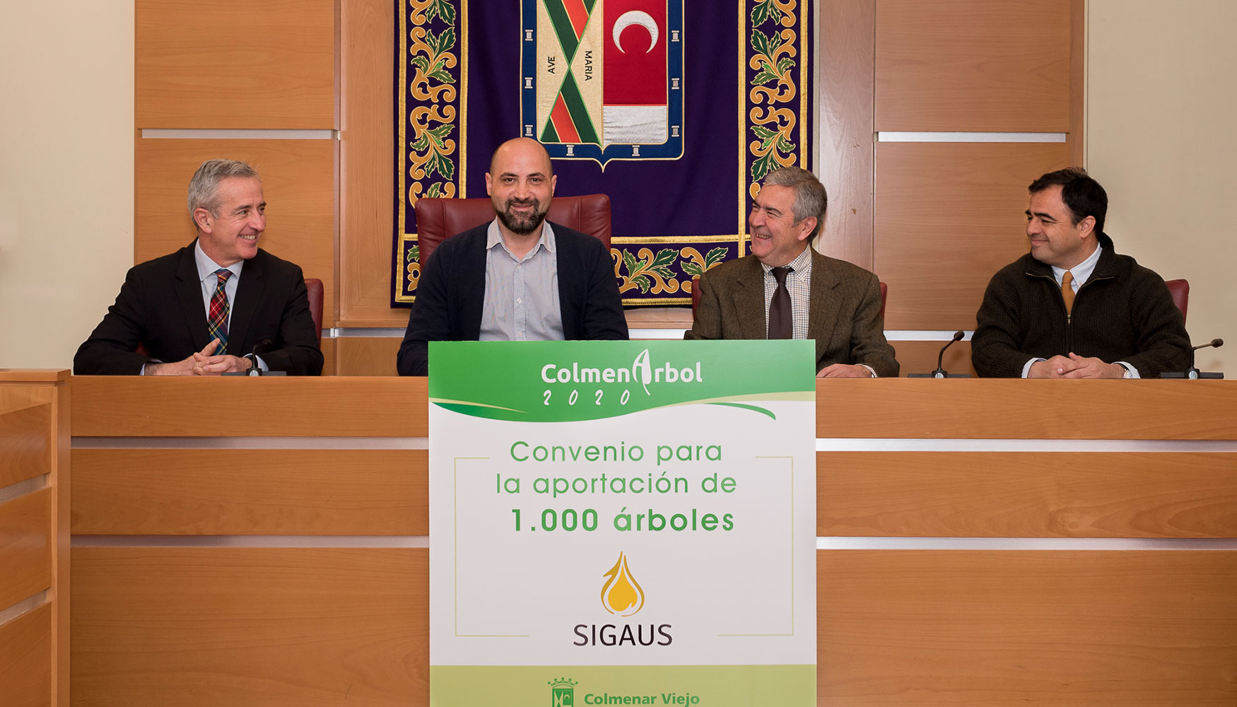 Un momento de la firma del acuerdo de colaboracin entre Sigaus y el Ayuntamiento de Colmenar Viejo