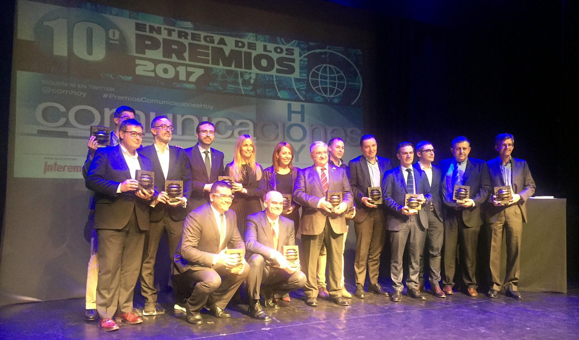 Foto de grupo de los ganadores de las 13 categoras de los 10 Premios ComunicacionesHoy