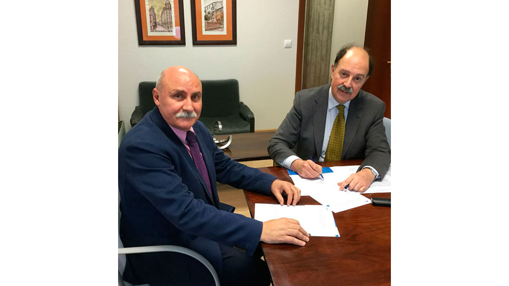 Un momento de la firma del convenio entre Saint-Gobain Placo y la UDC