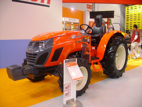 Catron expuso en su stand de Fima el nuevo modelo de tractor compacto Kioti LX500L