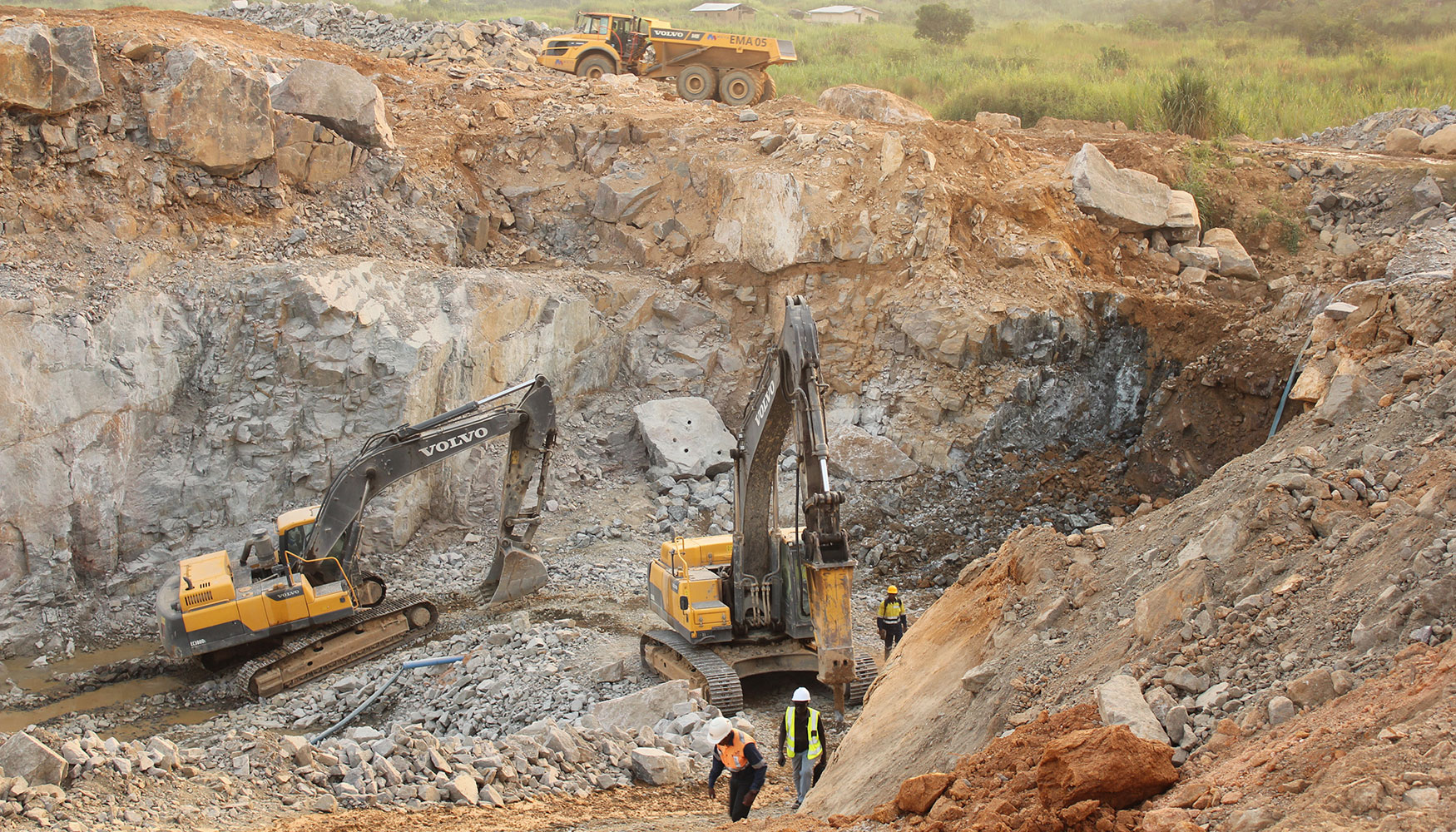 Equipos Volvo empleados por Meya Mining en sus minas de dimante de Sierra Leona