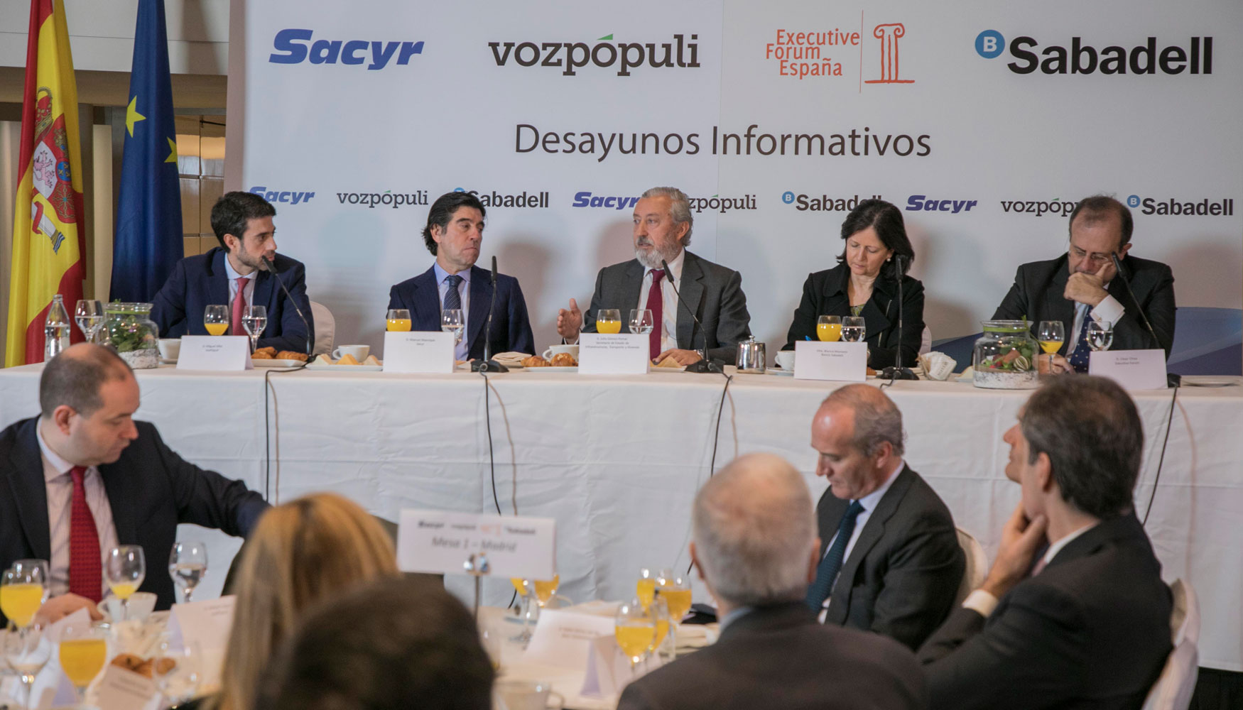 Participantes en el desayuno informativo organizado por Executive Forum y Vzpopuli