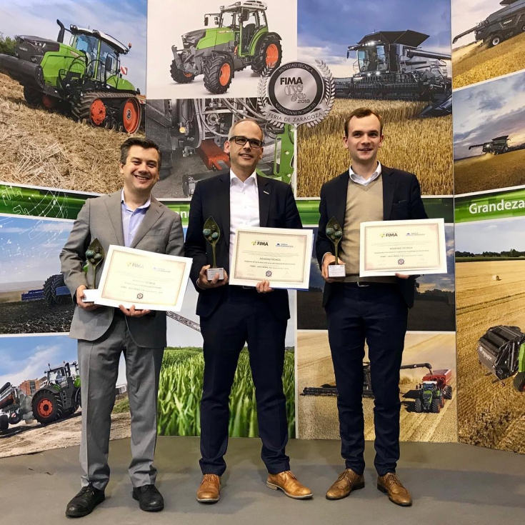 Jos Ramn Gonzlez, director de Fendt en Espaa, Christian Erkens y Christian Jungklaus recogieron los premios para la cosechadora Fendt Ideal...