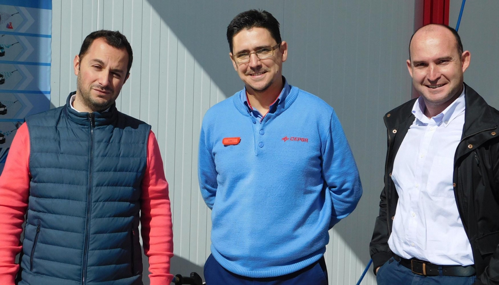 De izquierda a derecha, Sergio Larrea; Juan Font, encargado de la estacin de servicio, y Andrs Melndez...