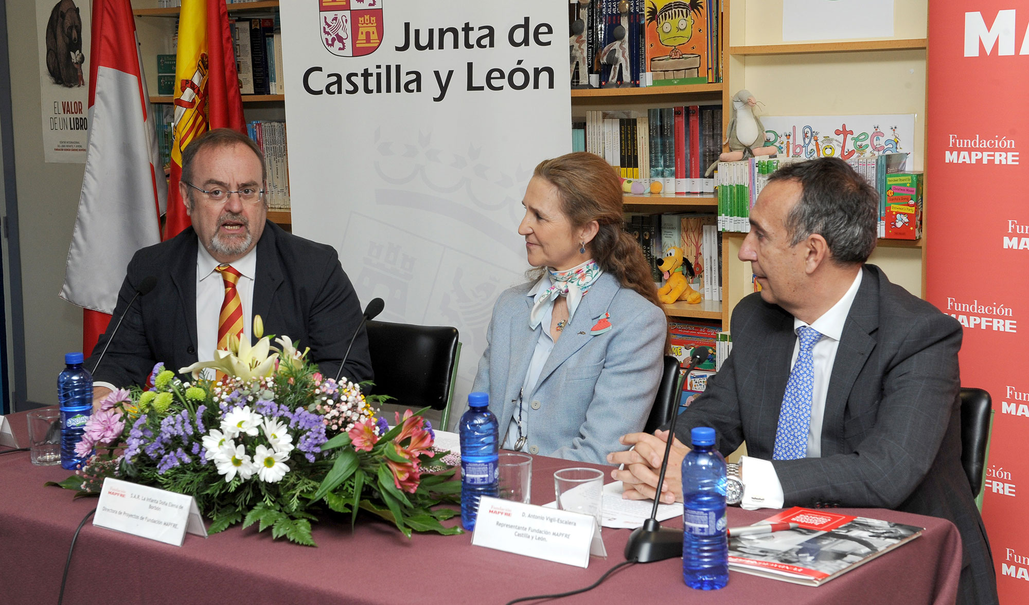 El consejero de Educacin, Fernando Rey, con la Infanta Doa Elena y a Antonio Vigil-Escalera...