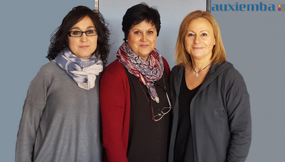 Sonia Puerto, Elena Puerto y Pilar Parera, en las oficinas de Auxiemba