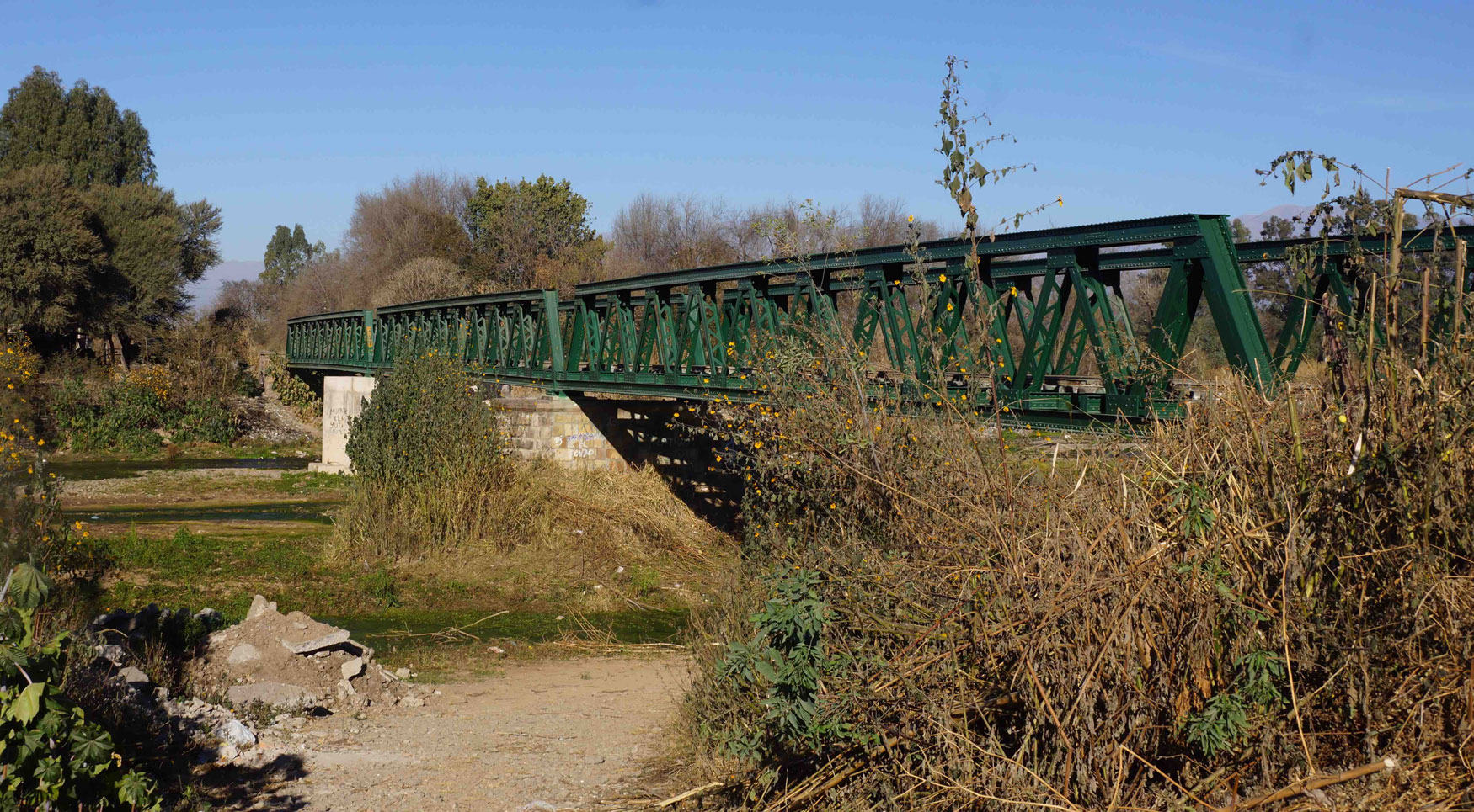 La lnea ferroviaria consta de 29 puentes, 21 tneles, 13 viaductos, 2 giros de 180 grados en curva, 2 giros de 180 grados y 21 estaciones...