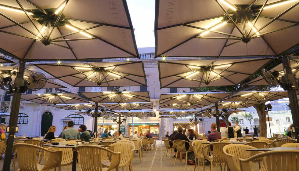 Los parasoles Alu Poker y Alu Double, de Scolaro, en el Caff Cordina de La Valeta, Malta