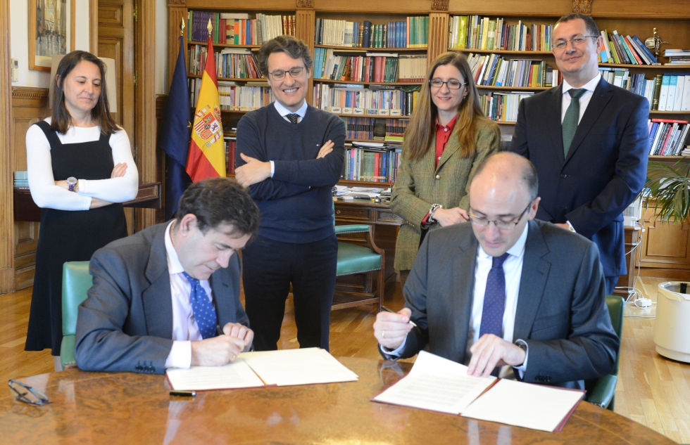 El secretario general del MAPAMA, Carlos Cabanas, y el director general de UNE, Javier Garca Daz, firmaron el documento...