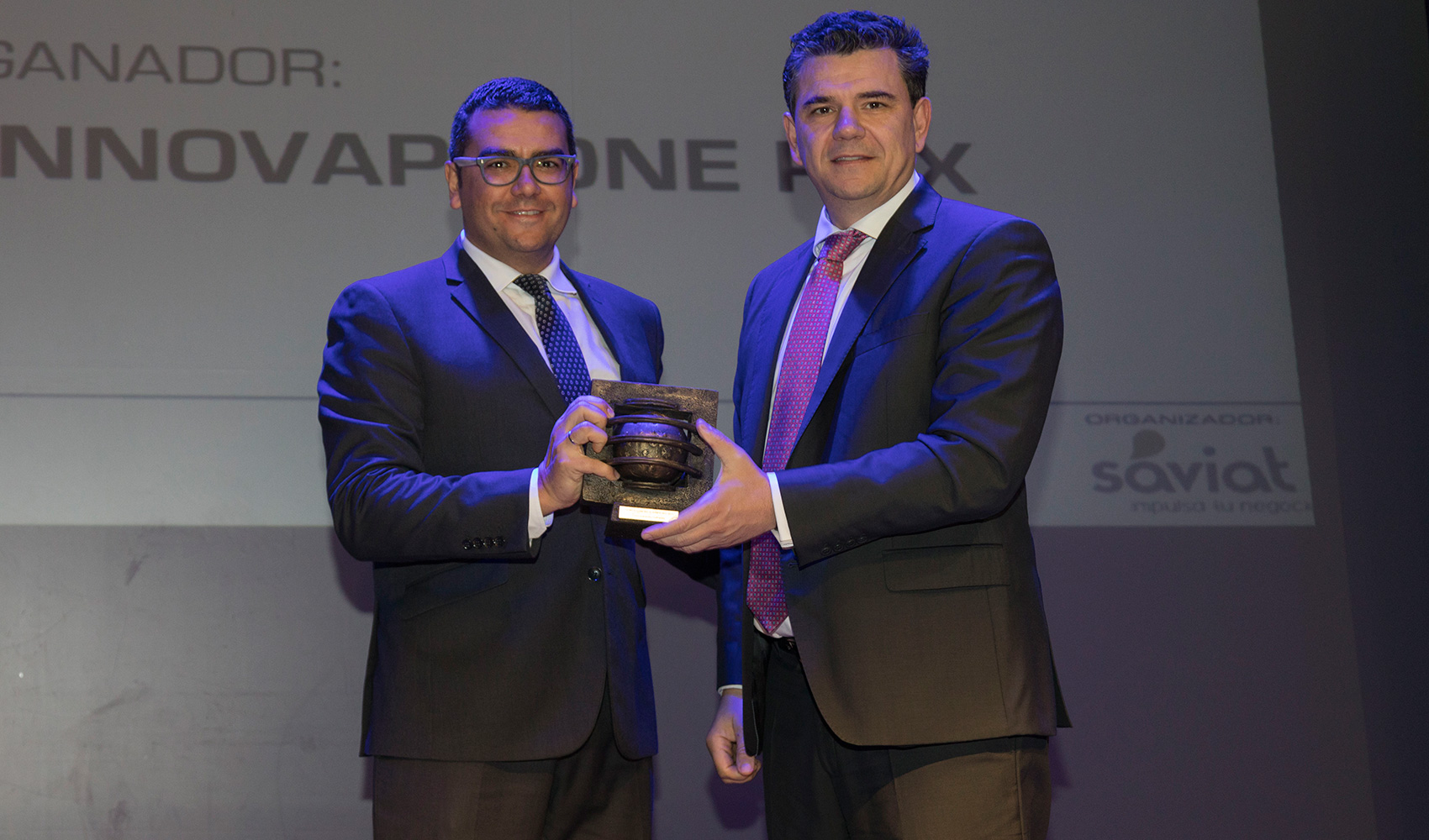 Vctor Manuel Moracho, Area Sales Manager de Innovaphone Iberia, recoge el premio de Francisco Verderas, director gerente de la Asociacin Aslan...