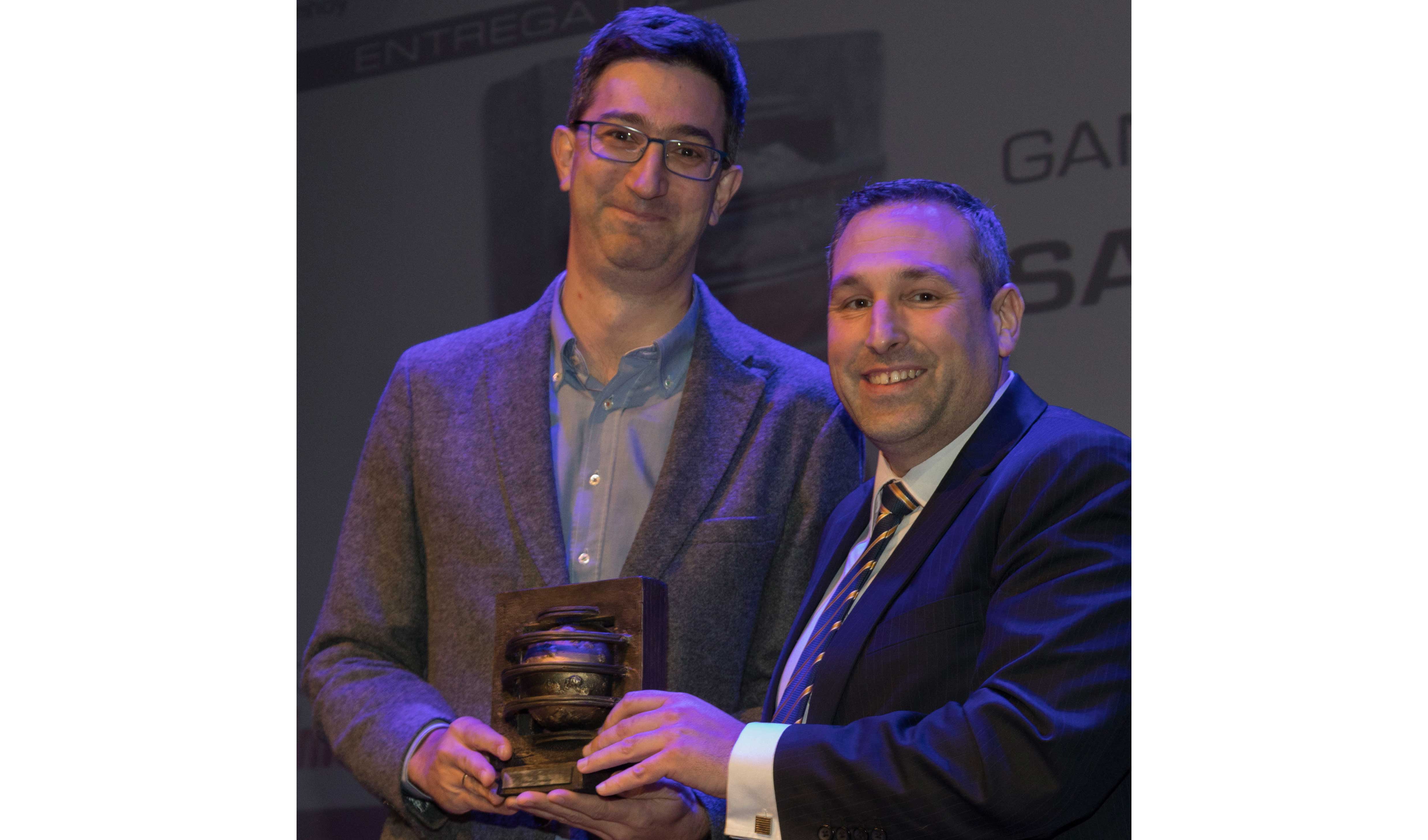 Javier Iglesias, director senior de Ingeniera de Soluciones de Salesforce recogiendo la estatuilla de ganador de manos de Jos Mara Gallo Robafor...