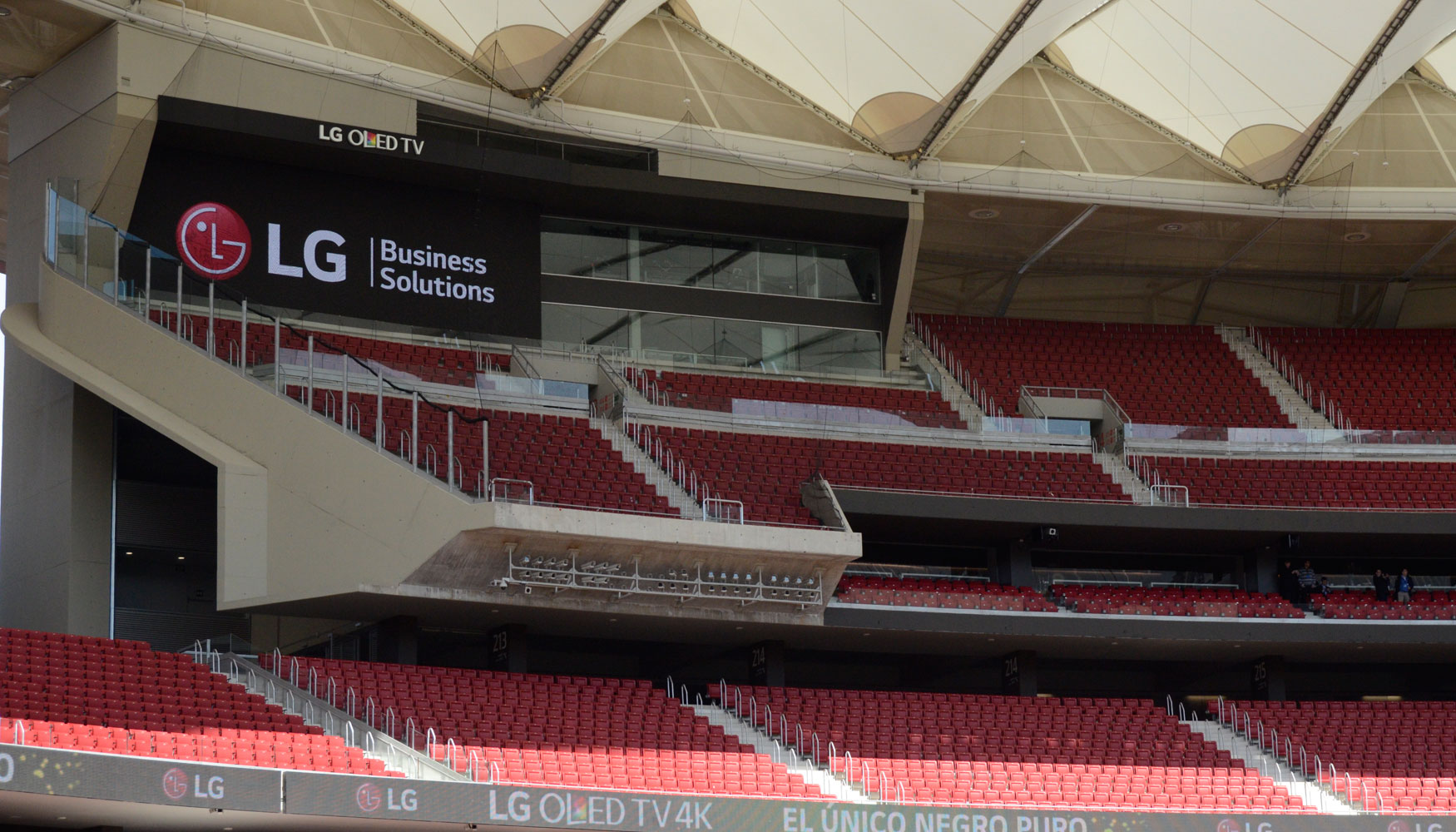 LG ha instalado cerca de 815 m2 de pantallas LED en el Estadio Wanda Metropolitano, sumando el ribbon de ms de 500 m que recorre todo el gradero...