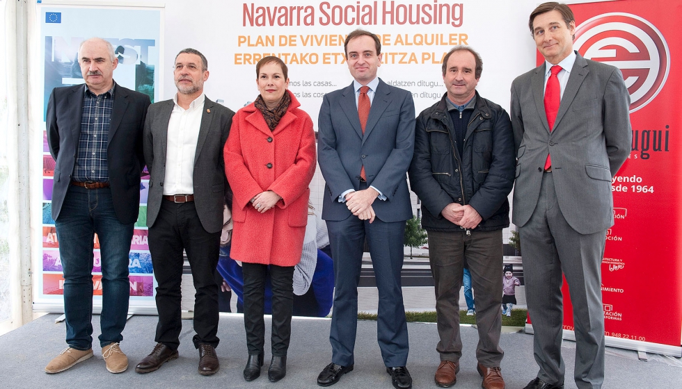 La presidenta del Ejecutivo foral de Navarra, junto al resto de autoridades presentes en la inauguracin de las obras del Navarra Social Housing...