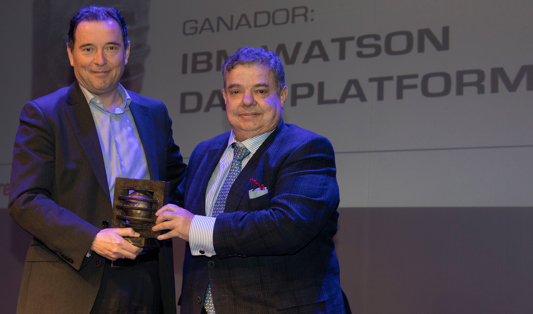 Javier Valencia, vicepresidente Cloud de IBM Espaa recoge la estatuilla de ganador de manos de Juan Andrs Pro Dios...