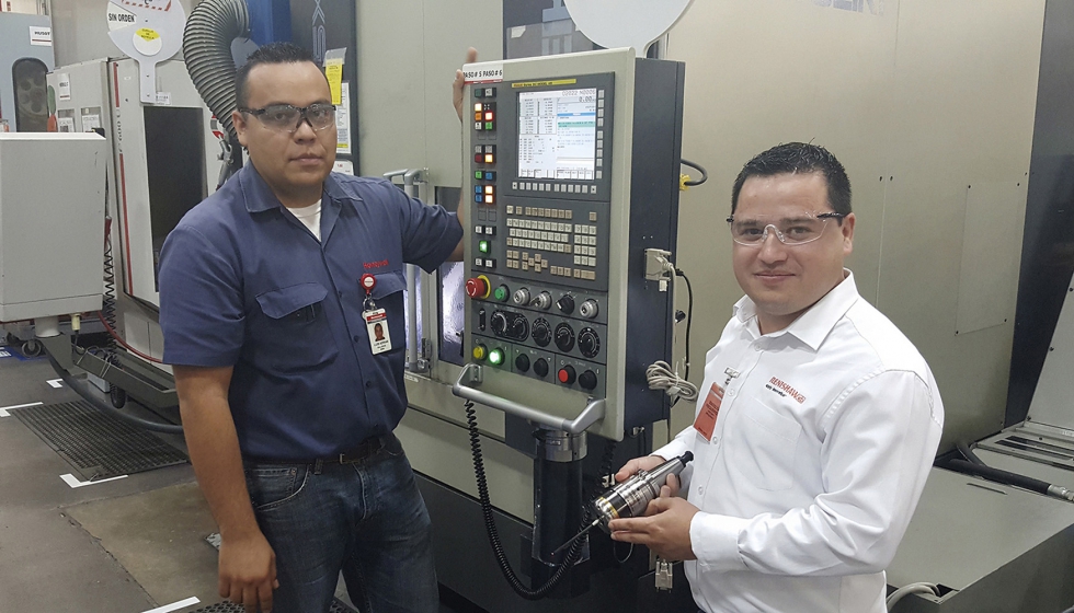 Luis Adrin Gallegos, tcnico de fabricacin de Honeywell Aerospace, y Gilberto Ochoa, tcnico de aplicaciones de Renishaw...