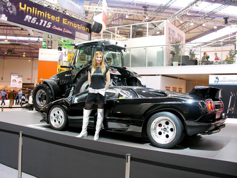 Deportivo Lamborghini, junto al nuevo tractor Lamborghini R6.115, en el stand del grupo en Fima