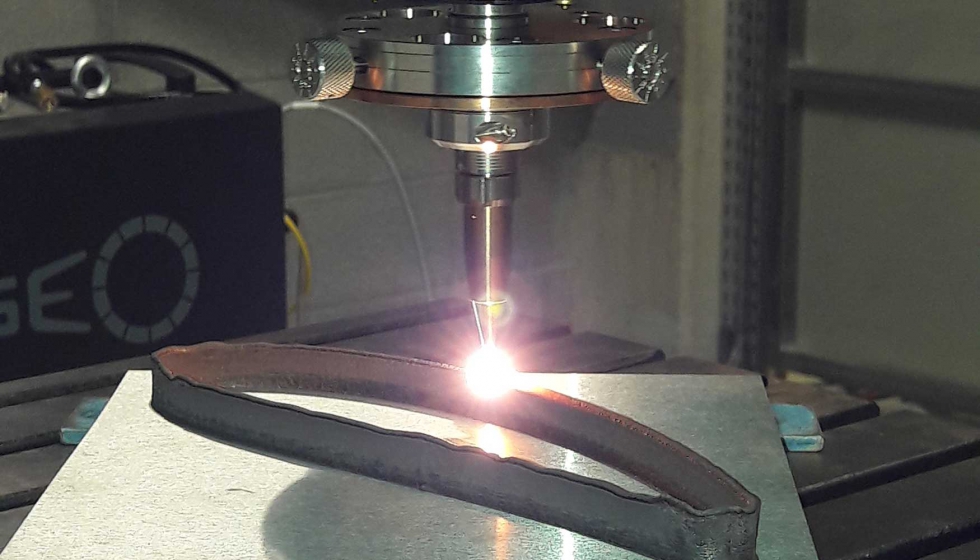 Figura 1: Impresin 3D de un perfil de labe en acero inoxidable mediante LMD de hilo coaxial en las instalaciones de Ik4-Tekniker...