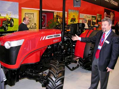 Ricard Escayola, Responsable Comercial de Massey Fergusson, junto al nuevo tractor 3655F, en el stand de Fima 2008