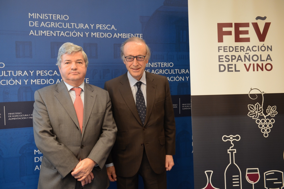 Miguel A. Torres, reelegido presidente de la FEV, junto a Fernando Burgaz, director general de la Industria Alimentaria