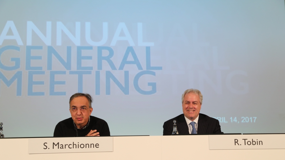 Sergio Marchionne, presidente de CNH Industrial, y Richard Tobin, CEO saliente, en la Asamblea anual celebrada en abril de 2017...
