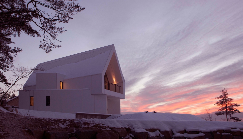 Con su ngulo de 60, el tejado recuerda a los chals tradicionales de los Alpes nevados