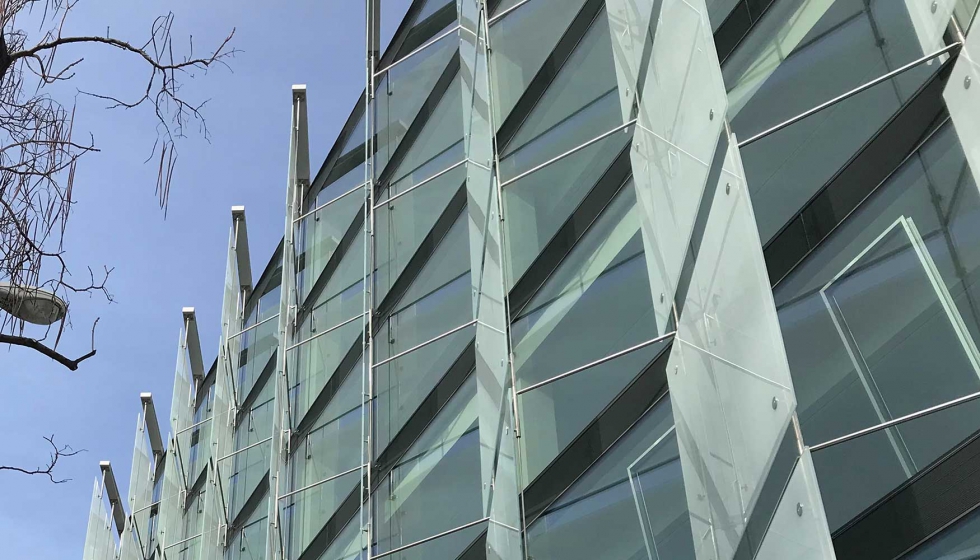 Tvitec ha suministrado a Proinler los vidrios laminados, templados y serigrafiados de 10 metros de la fachada