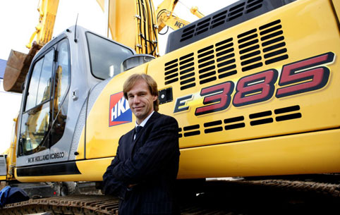 Gerhard Schaub, Gerente de HKL Baumaschinen Espaa, frente a una excavadora New Holland E385