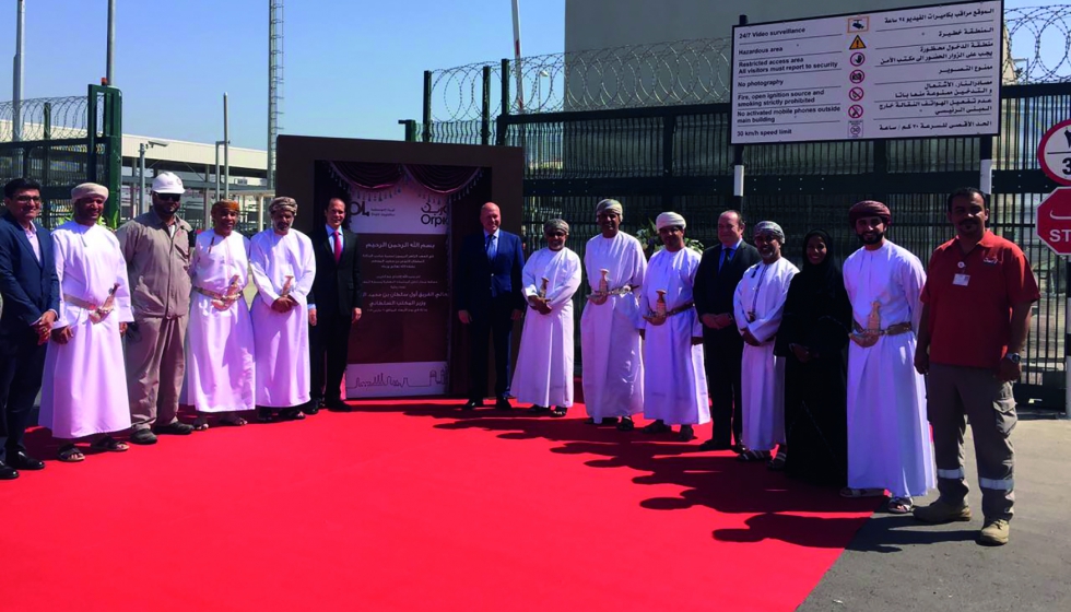 Foto de familia de la inauguracin del oleoducto Mascate-Sohar y de la terminal de almacenamiento de productos petrolferos de Al Jefnain...