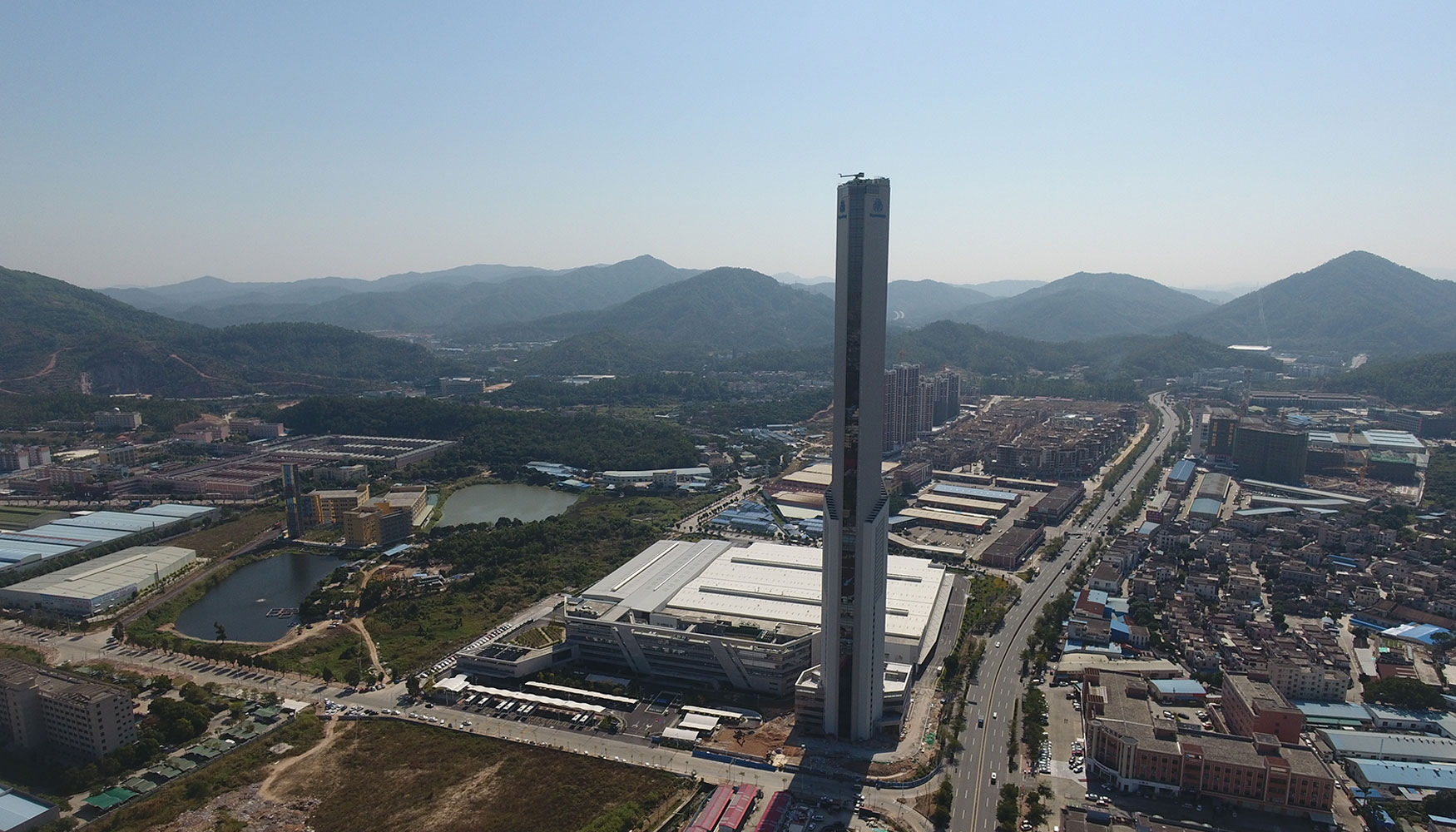 La planta y nueva torre de pruebas inaugurada por Thyssenkrupp en la ciudad de Zhongshan, provincia de Guangdong, en China...